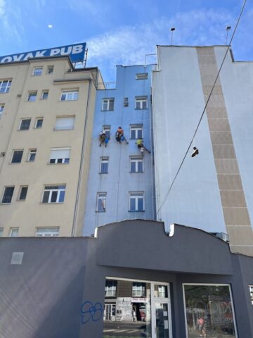 nater-obnova-fasady Aplikácia fasádneho náteru pomocou horolezeckej techniky na budovu v centre mesta.