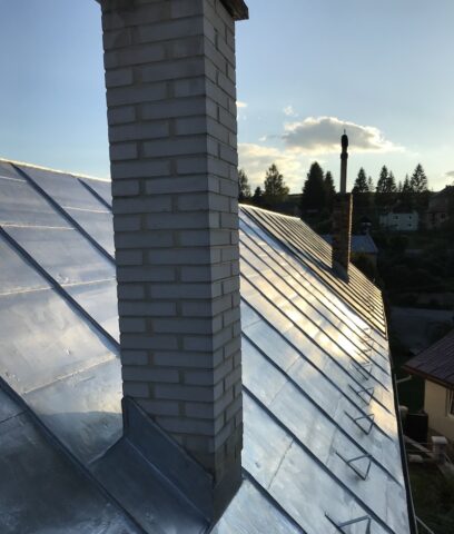 nater-strechy Realizácia náteru plechovej strechy na rodinnom dome.